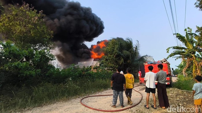 Sebuah gudang diduga berisi BBM ilegal terbakar.