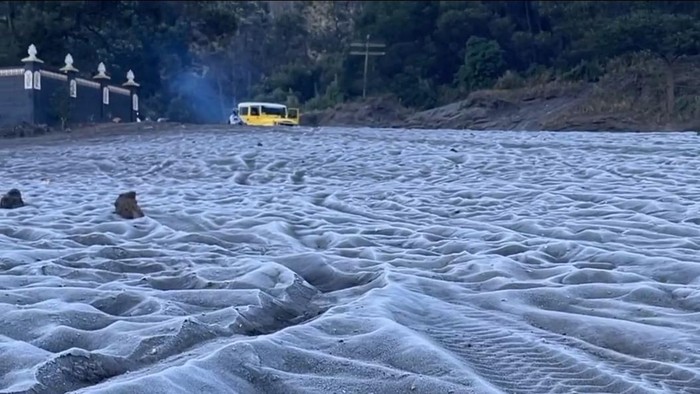 Gunung Bromo bersalju