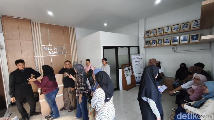 Hari terakhir Pemetaan Calon Murid Baru (PCMB) di SMAN 4 Bandung (8/6/2026) pagi.