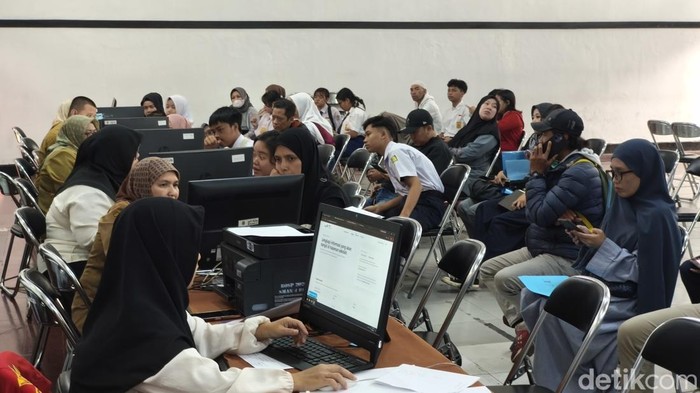 Hari terakhir Pemetaan Calon Murid Baru (PCMB) di SMAN 4 Bandung (8/6/2026) pagi.