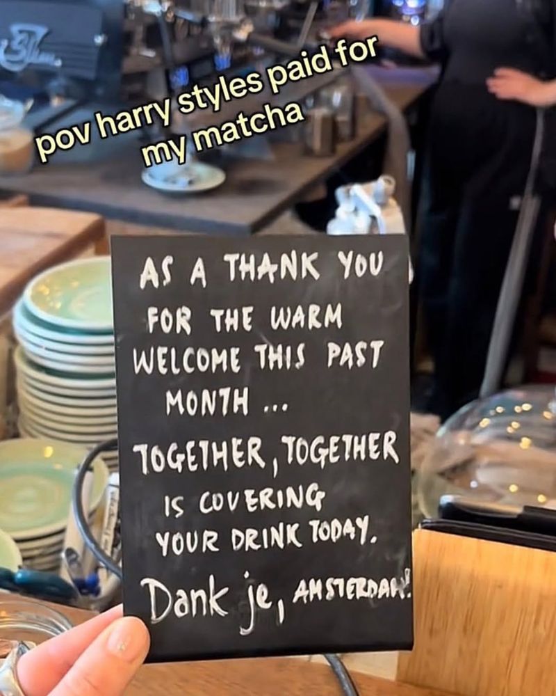 Harry Styles traktir kopi Harry Styles Bikin Kejutan di Amsterdam, Seluruh Kopi Pelanggan Dibayar!