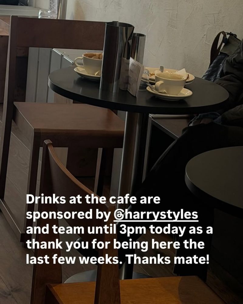 Harry Styles traktir kopi Harry Styles Bikin Kejutan di Amsterdam, Seluruh Kopi Pelanggan Dibayar!