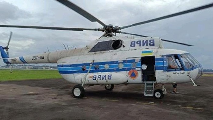 Helikopter water boombing yang dioperasionalkan di Sumsel