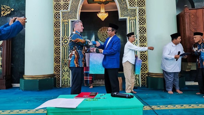 Dosen FH UII Christopher M. Cason dan Mahfud MD usai ikrar syahadat di Masjid Ulil Albab UII pada Jumat (5/6/2026).