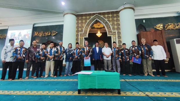Dosen FH UII Christopher M. Cason bersama civitas akademika UII usai ikrar syahadat di Masjid Ulil Albab UII pada Jumat (5/6/2026).