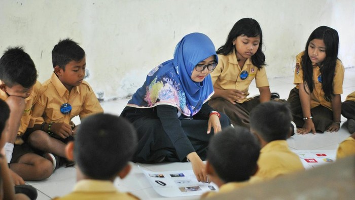 Ilustrasi Guru Sekolah Rakyat
