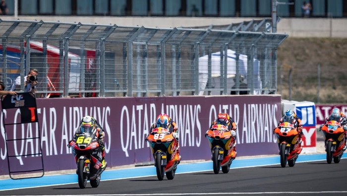 Balapan Moto3 Hungaria diwarnai crash horor saat putaran terakhir. Pebalap yang terjatuh hingga terlindas mengalami luka serius.