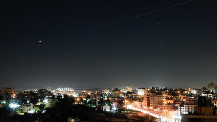 Iran menembakkan rudal ke Israel (Foto: REUTERS/Mussa Qawasma)