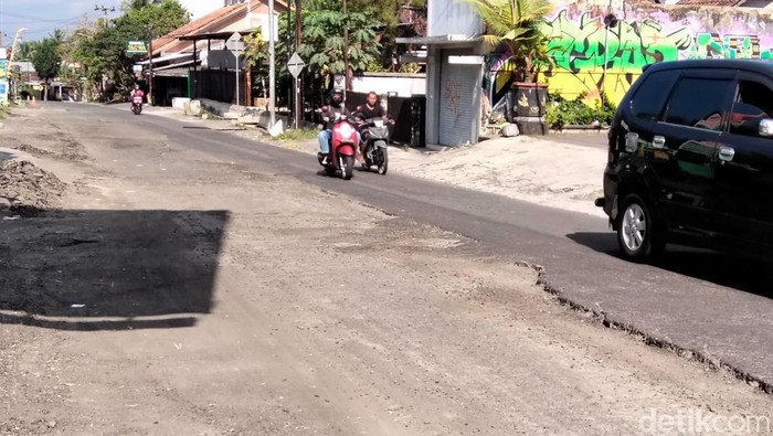 Kondisi Jalan Raya Semen-Ngluwar, Kabupaten Magelang yang mengalami kerusakan, Senin (8/6/2026).