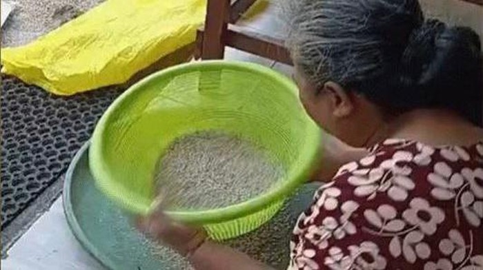Jamilah (58) warga Gang Gudang Kuning, Kelurahan Baamang Hilir, Kecamatan Baamang, Kabupaten Kotawaringin Timur (Kotim)
