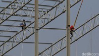Jaminan sosial ketenagakerjaan merupakan instrumen negara yang dirancang untuk melindungi pekerja dari berbagai risiko sejak mulai bekerja hingga memasuki masa tidak produktif.  