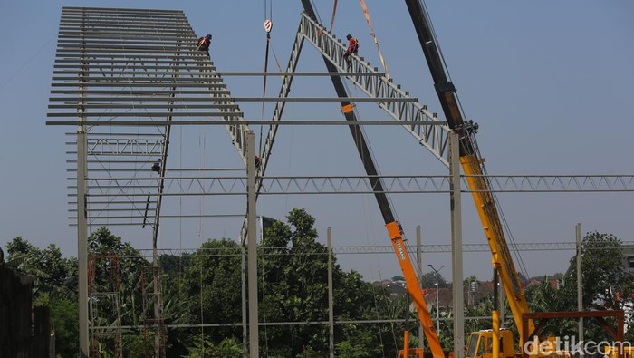Para pekerja menyelesaikan proyek konstruksi bangunan gedung di kawasan Pesanggrahan, Jakarta Selatan, Senin (8/6/2026).