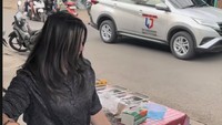Jelita Bahar mulai berjualan risol sejak Ramadan tahun ini. Ia pun mengaku penjualannya berjalan mulus tanpa banyak orang tahu dirinya adalah penyanyi dangdut. Foto: dok TikTok Jelita Bahar