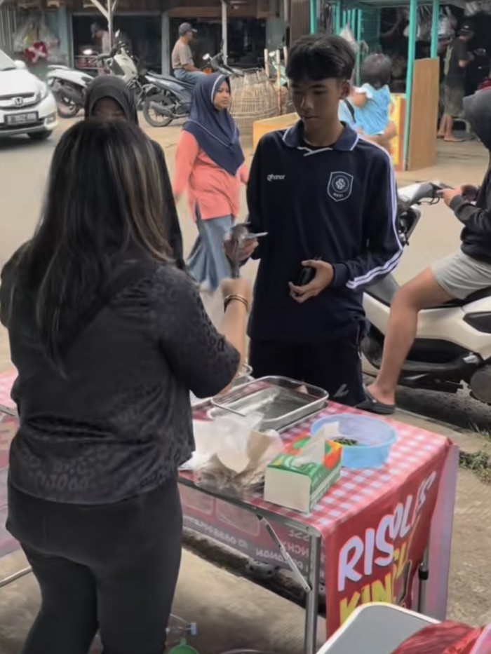 Jualan Risol di Pinggir Jalan, Jelita Bahar Gak Harapkan Warisan