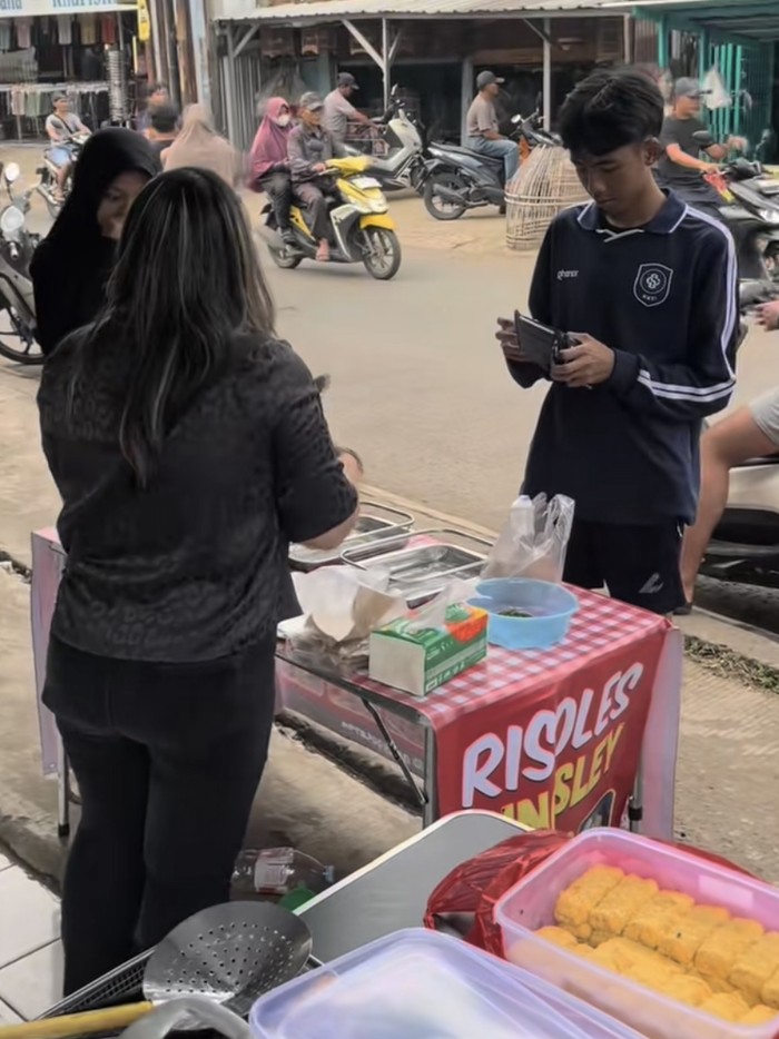 Jualan Risol di Pinggir Jalan, Jelita Bahar Gak Harapkan Warisan