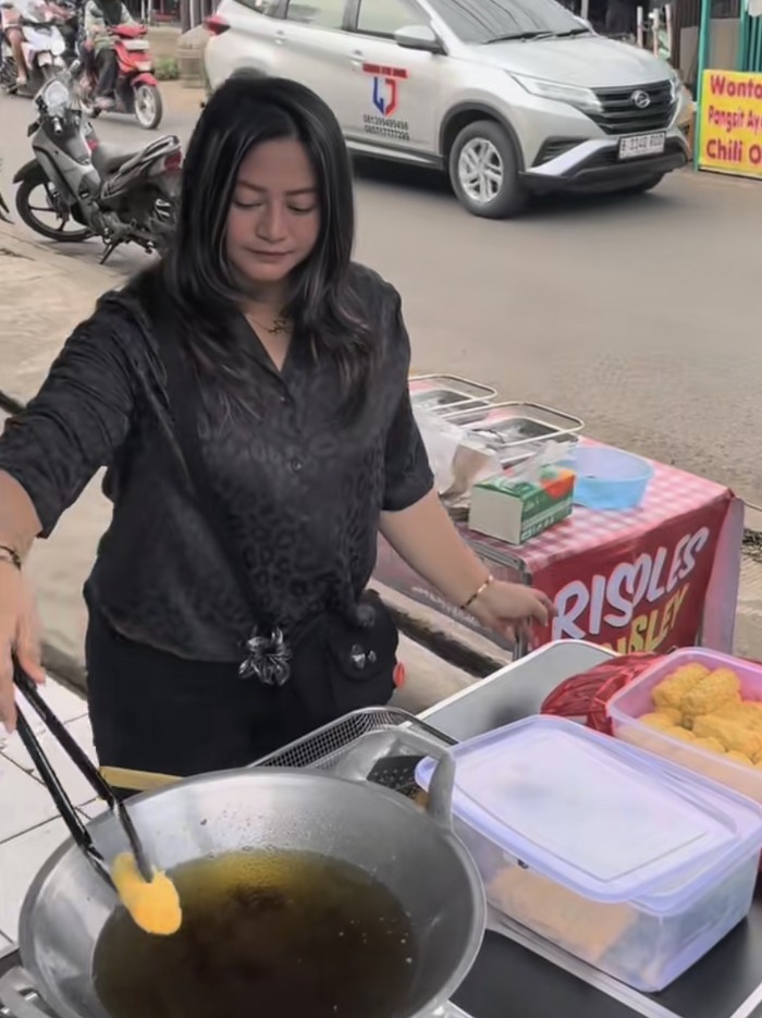 Jualan Risol di Pinggir Jalan, Jelita Bahar Gak Harapkan Warisan