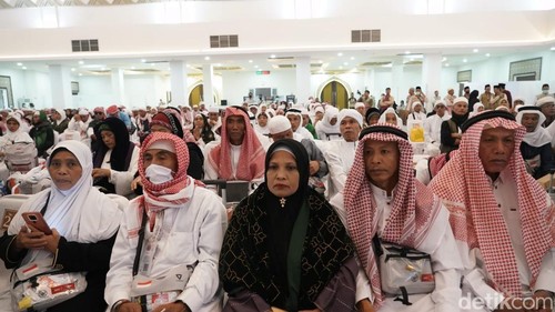 Jemaah haji asal NTB tiba di Asrama Haji Embarkasi Lombok.