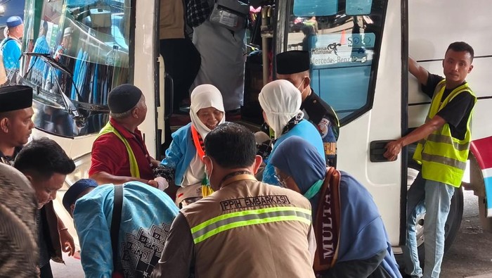 Jemaah haji debarkasi Palembang tiba di Asrama Haji