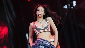 Posisi #6 ada Jennie BLACKPINK. Belakangan Jennie lagi disorot karena kesuksesan single Dracula yang dinyanyikannya bareng Tame Impala. (Foto: Billboard via Getty Images/Billboard)