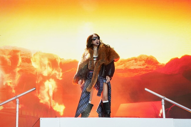 Penampilannya dilengkapi dengan koleksi kacamata RayBan, yang mendapuknya sebagai global ambassador. Foto: Billboard via Getty Images/Billboard