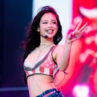 7 Gaya Jennie BLACKPINK Guncang Governors Ball 2026, Giginya Berlapis Emas