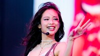 7 Gaya Jennie BLACKPINK Guncang Governors Ball 2026, Giginya Berlapis Emas