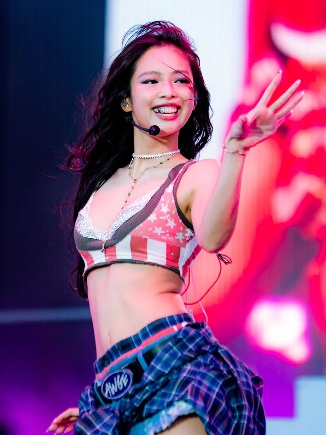 7 Gaya Jennie BLACKPINK Guncang Governors Ball 2026, Giginya Berlapis Emas