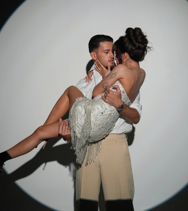 Pancarkan aura couple goals, pasangan satu ini terlihat makin romantis dan mesra jelang hari bahagia mereka. Foto: Instagram/@jennifercoppenreal20