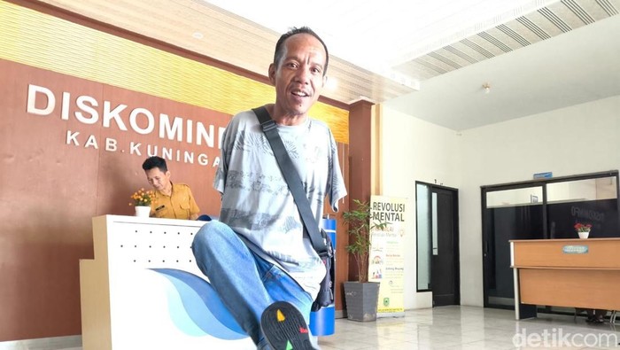 Jimat penyandang disabilitas saat berjualan sepatu di Kuningan