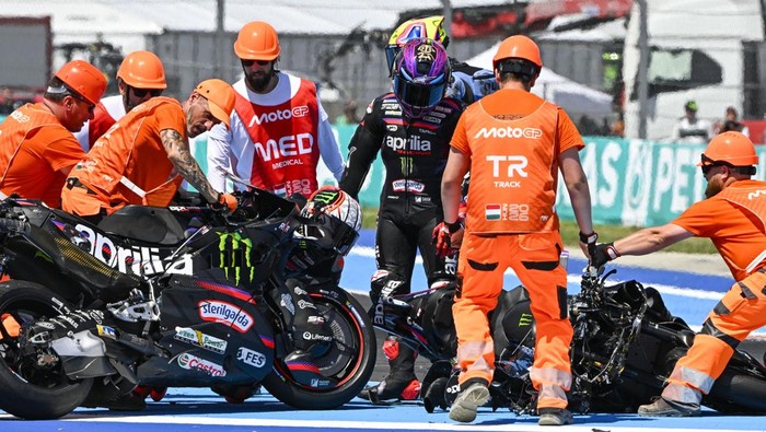 BALATONBOGLAR, HUNGARY - JUNE 07: Jorge Martin of Spain riding the Aprilia Racing bike (89) crashes out at turn one during the MotoGP of Hungary at Balaton Park Circuit on June 07, 2026 in Balatonboglar, Hungary. (Photo by Gold & Goose Photography/Ge