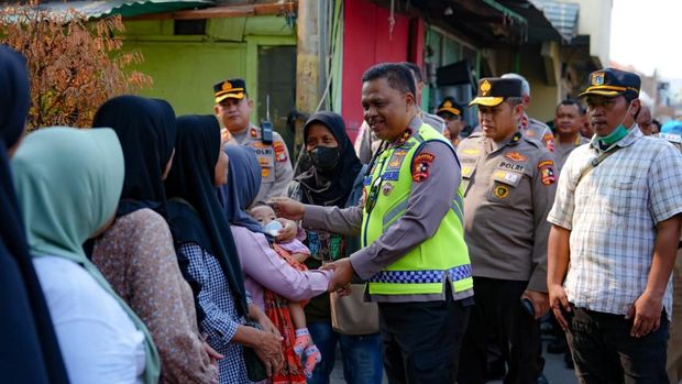 Kakorlantas Polri Irjen Agus Suryonugroho memberikan paket support sembako ke penduduk korban terdampak kebakaran di area Pasar Jiung, Kemayoran, Jakarta Pusat, Senin (8/6/2026).