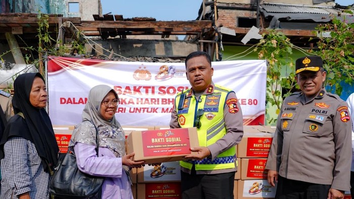 Kakorlantas Polri Irjen Agus Suryonugroho memberikan paket bantuan sembako ke warga korban terdampak kebakaran di kawasan Pasar Jiung, Kemayoran, Jakarta Pusat, Senin (8/6/2026).