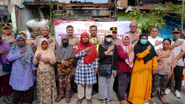 Kakorlantas Polri Irjen Agus Suryonugroho memberikan paket support sembako ke penduduk korban terdampak kebakaran di area Pasar Jiung, Kemayoran, Jakarta Pusat, Senin (8/6/2026).