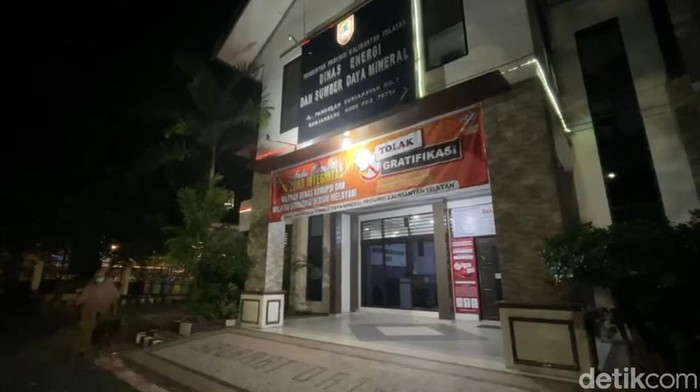 Kantor Dinas ESDM Kalsel yang digeledah Kejati Kalsel hingga malam hari, Senin (8/6/2026)