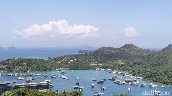 Kapal wisata di perairan Labuan Bajo, Manggarai Barat, NTT. (Ambrosius Ardin)