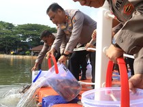 Ribuan Ikan Dilepas di Taman Bhaypark Polda Babel Jelang Lomba Mancing