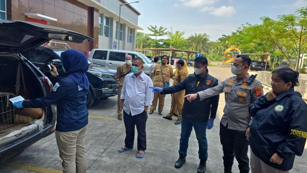 Kapolres Bogor AKBP Wikha Ardilestanto mengawal pengiriman sampel ke Puslabfor Bareskrim Polri mengenai kejadian bocah tewas diserang anjing pemburu. (dok Istimewa)