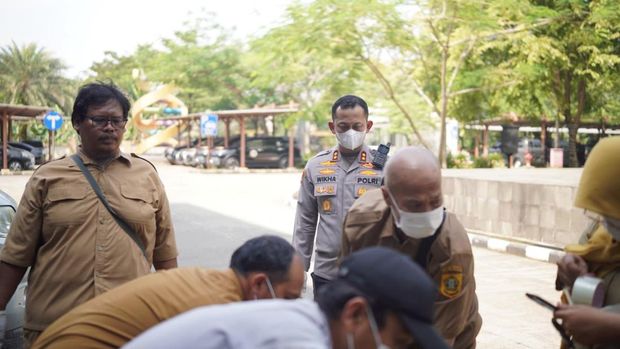 Kapolres Bogor AKBP Wikha Ardilestanto mengawal pengiriman sampel ke Puslabfor Bareskrim Polri terkait insiden bocah tewas diserang anjing pemburu. (dok Istimewa)