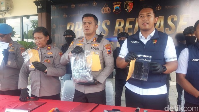 Kapolres Boyolali AKBP Indra Maulana Saputra saat konferensi pers kasus sate beracun kiriman menantu tewaskan Bu Aminah di Boyolali Senin (8/6/2026).