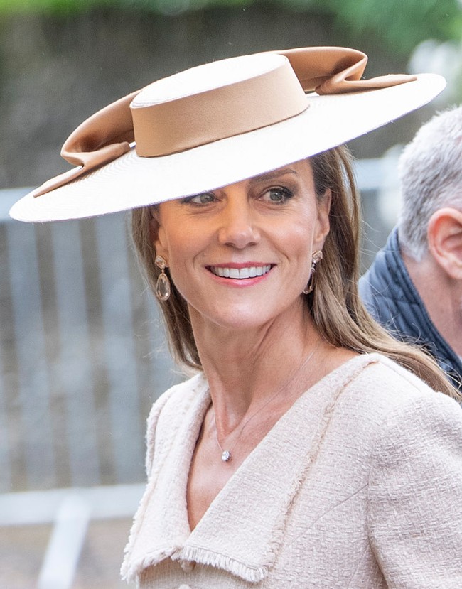 Kate melengkapi penampilannya dengan aksesori kalung berlian solitaire dan anting teardrop karya Kiki McDonough. Sentuhan perhiasan tersebut membuat penampilannya semakin berkilau tanpa mengurangi harmonisasi keseluruhan busana yang dikenakannya. Foto: UK Press via Getty Images/Mark Cuthbert