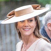 Kate melengkapi penampilannya dengan aksesori kalung berlian solitaire dan anting teardrop karya Kiki McDonough. Sentuhan perhiasan tersebut membuat penampilannya semakin berkilau tanpa mengurangi harmonisasi keseluruhan busana yang dikenakannya. Foto: UK Press via Getty Images/Mark Cuthbert