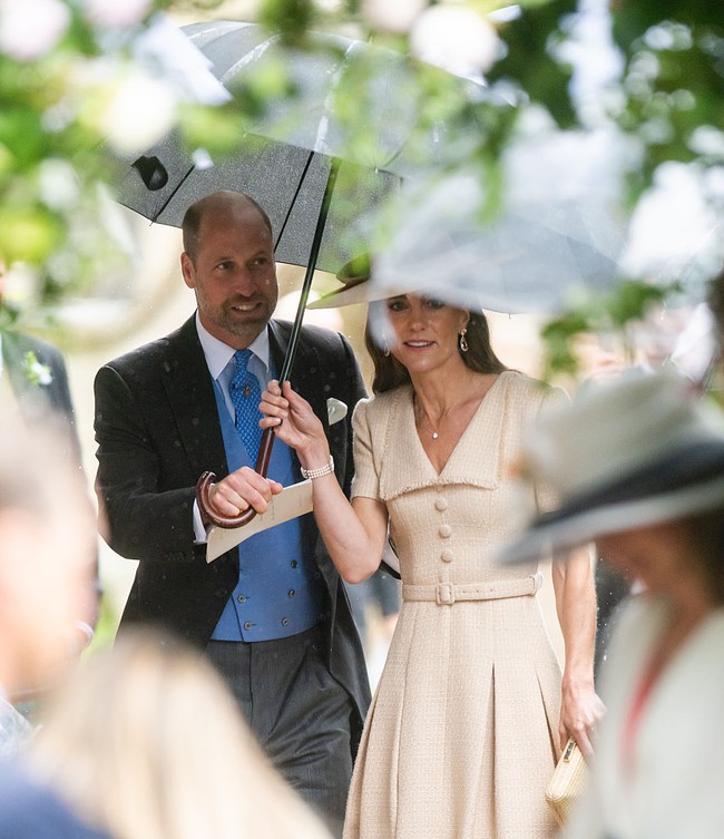 Dikenal sebagai salah satu wanita paling memukau di dunia, Kate Middleton selalu menjadi atensi di manapun dirinya berada. Termasuk saat kondangan ke pernikahan sepupu Pangeran William, Peter Phillips. Foto: Samir Hussein/WireImage/Samir Hussein