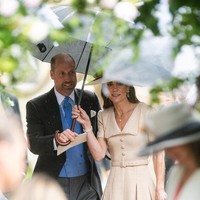Dikenal sebagai salah satu wanita paling memukau di dunia, Kate Middleton selalu menjadi atensi di manapun dirinya berada. Termasuk saat kondangan ke pernikahan sepupu Pangeran William, Peter Phillips. Foto: Samir Hussein/WireImage/Samir Hussein