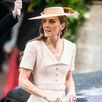 Kate Middleton hadir dengan gaun tweed Roland Mouret berwarna nude. Gaun lengan pendek tersebut hadir dengan detail ikat pinggang dan rok A-line sepanjang mata kaki. Foto: Samir Hussein/WireImage/Samir Hussein