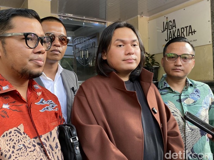 Selebgram Keanu Angelo diperiksa di Polda Metro Jaya terkait dugaan penipuan umrah Hanania Travel, Senin (8/6/2026).