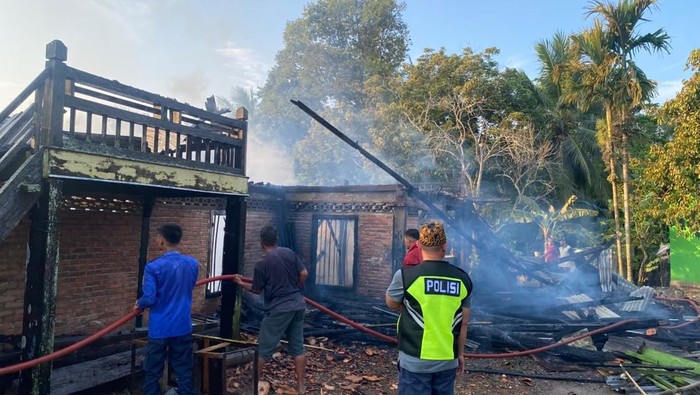 Petugas memadamkan api yang membakar rumah di Ogan Ilir.