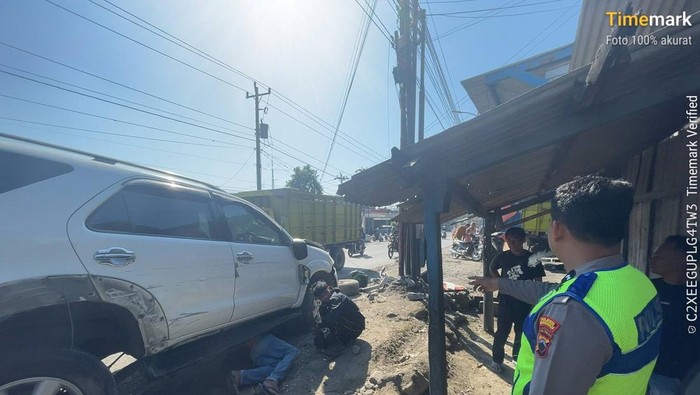 Kecelakaan beruntun tiga mobil di Jalan Raya Purwodadi-Semarang, Tegowanu Kulon, Tegowanu, Grobogan, Senin (8/6/2026). Foto:
