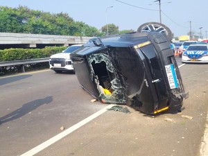 Gagal Nyalip, Jip Listrik Hantam Pembatas Jalan lalu Terguling di Tol Soetta