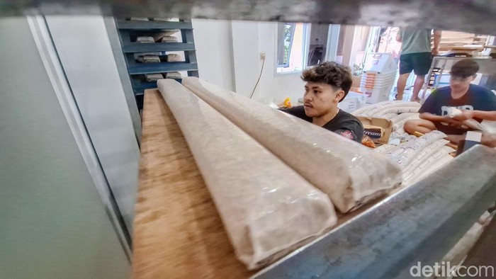 Kegiatan produksi tempe di Baleendah, Kabupaten Bandung.