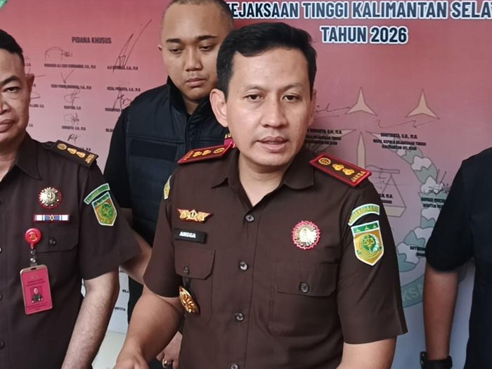 Kepala Kejaksaan Negeri Tabalong, Anggara Suryanagara dalam konferensi pers hasil penggeledahan di kantor Dinas ESDM Kalsel oleh Kejati Kalsel. (dok Istimewa)